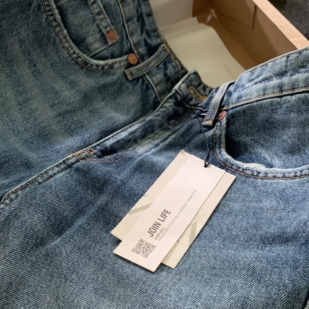 Säljer de populära slutsålda zara jeansen som aldrig är använda!. Jeans & Byxor.
