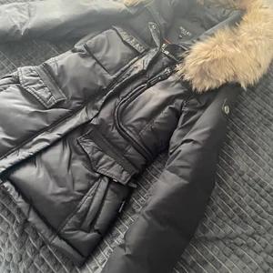 Super fin hollies jacka! - Jacka från hollies i modellen Livingo! Strlk 36 med äkta päls i mycket fint skick!