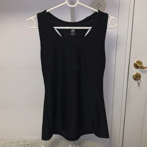 Träningslinne strl L - Helt oanvänt träningslinne i storlek L. Betalning endast med Swish. Jag står inte för frakt eller postens slarv🥰