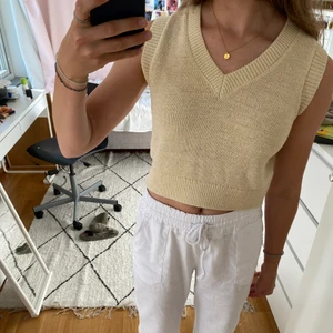 Beige väst - Superfin stickad väst. Köpt på Zalando men aldrig använd💕 Strl 36 men petite i strl. Jag brukar ha 36 och är 173 och därför lite kortare på mig💜 