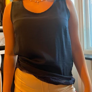 Vila - Blå blus me fina detaljer, oanvänd. Jätte fin! Den är satin blå i storlek XS😍💗