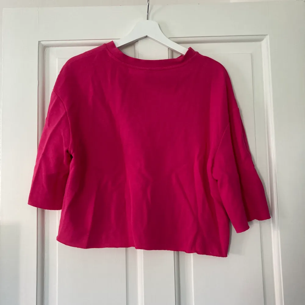 En rosa tröja med tryck från H&M i storlek: M, vilket motsvarar storlek 38. Nypris 99kr. Frakt kan man välja mellan spårbar och icke spårbar.. Toppar.
