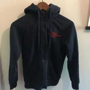 Peak performance zip hoodie dam - Tröjan är i storlek xs och är använd några gånger. Färgen på tröjan är blå och röd. 