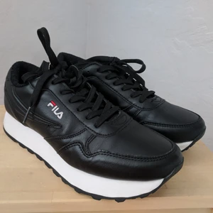 Fila Disruptor sneakers - Fila "Disruptor" sneakers med platform. Lite användning.