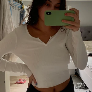 Långärmad V-cut, Gina, M - En vit långärmad V-cut tröja från Gina. Originalproduktioner var ca 180:-. Säljer för 50:- plus frakt. Köparen står för frakten! Tröjan är lite liten i storleken så passar även dig som har storlek S.