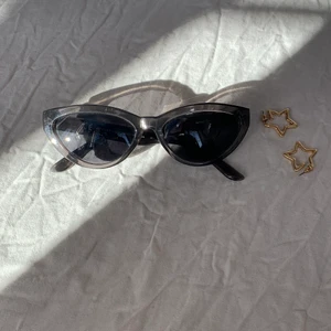 Grå cateye solglasögon från weekday - Snygga grå/svarta solglasögon från weekday. Modellen är ”arrival cateye”. Mycket bra skick. Köparen står för frakt✨