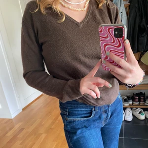 Brun sweatshirt - Jättefin brun stickad tröja. Lite nopprig. Det står XL på den men skulle mer säga att den passar S eller M😁
