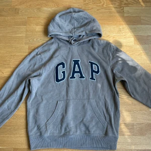 Gap hoodie  - Säljer denna sjukt snygga gap hoodien då den tyvärr inte kommer till användning😢❤️ 