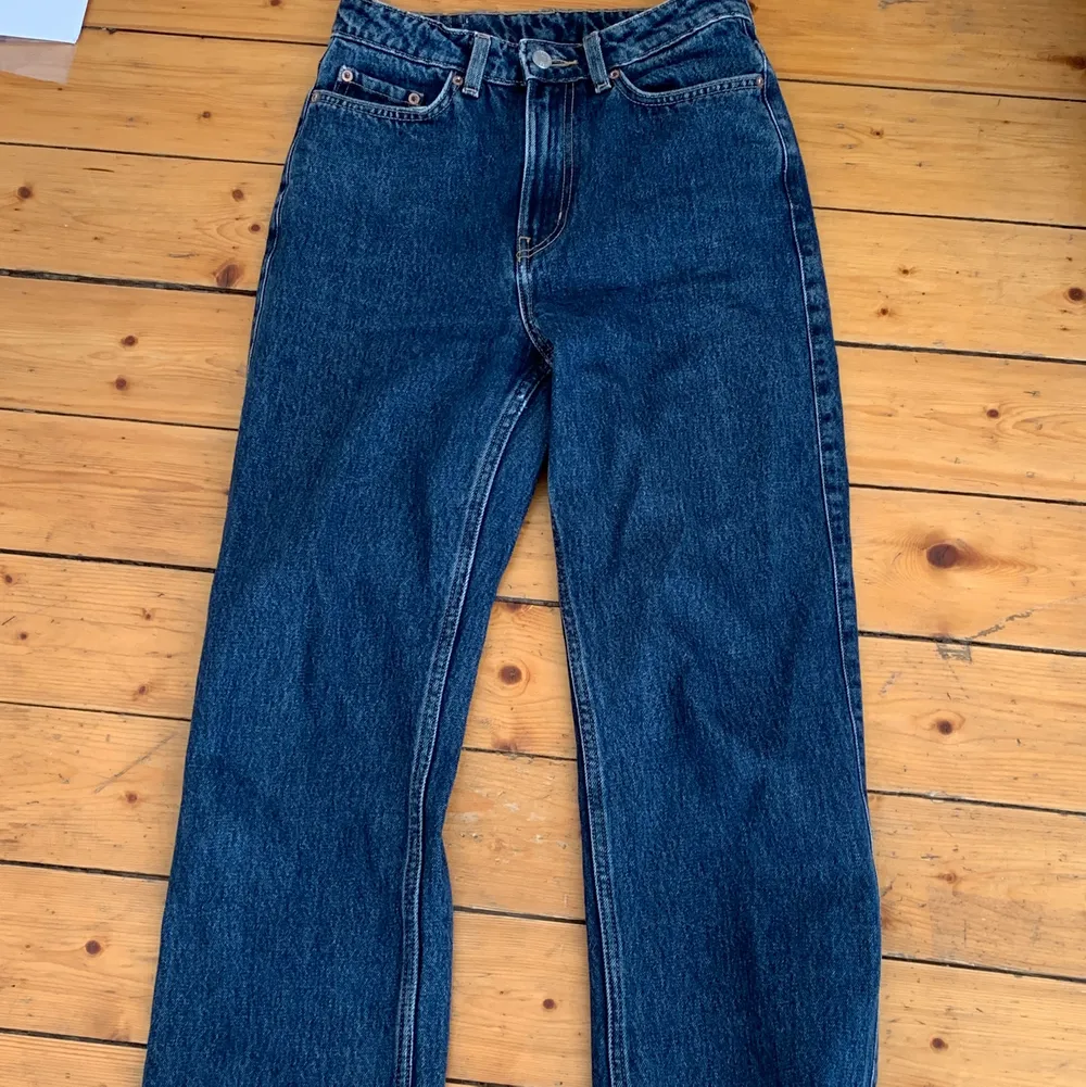 Sälljer dessa weekday jeansen i modellen rowe, de är i strl 25/32 men blivit uppsydda i butik så skulle säga att de passar ngn mellan 155-160. Bra skick, köparen står för frakt men kan också mötas upp!  . Jeans & Byxor.
