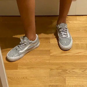 Glittriga vans - Säljer mina unika Vans i modellen Old school. Endast använd en gång. Vi fler frågar är det bara att höra av sig❤️ frakt stor köpare för
