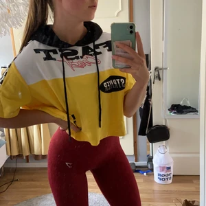 Croppad kortärmad hoodie - En racer-inspirerad hoodie med korta ärmar och tunnt material. Aldrig använd då den inte matchar min stil men förhoppningsvis någon utav er! Den är i storlek M och är bredare i modellen men väldigt snyggt till jeans och en skinnjacka eller varför inte en jeansjacka🥰 