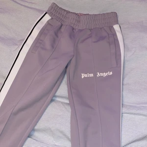 Palm angels byxor  - Jättefina Palm Angels byxor i storlek xs, självklart äkta! Kvitto finns om det önskas💕 dom e babylila & är svåra på att få tag på nu i dammodellen 