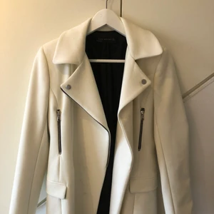 Vit kappa Zara - En så stilig kappa från Zara. Finns små fläckar har ej testat att ta bort de men tror de kan gå bort. Den är använd ett fåtal gånger. Kan mötas upp och frakta!!☺️