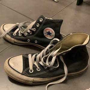 Säljer dessa svarta converse då dom inte passar längre💕 storlek 36,5. Frakt tillkommer eller mötas upp i Växjö💕 vid snabb affär kan priset diskuteras 💕