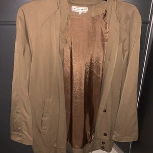 En brun kort kappa - Ingen fläck eller liknande , den är i nysick:)