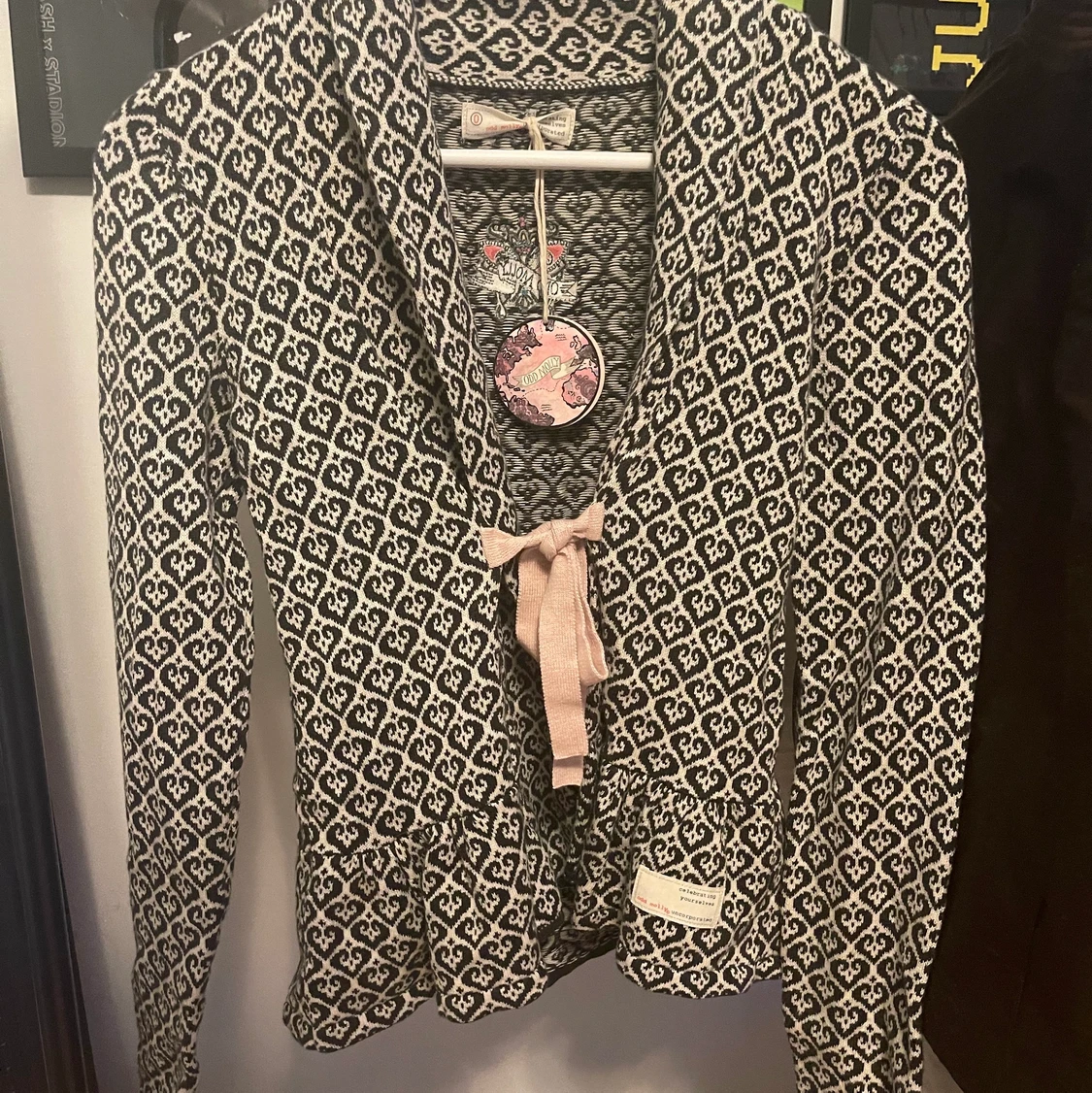 Odd Molly kofta, svartvit med rosa band.