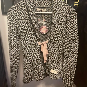 Odd Molly kofta, svartvit med rosa band. - Storlek 0. Lappen kvar/oanvänd. Ursp.pris 1795kr