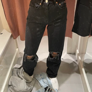 Jeans från Gina Tricot - 90’s jeans från Gina tricot. Säljer då de är lite för små för mig eftersom jag råkat torktumla dem🙈 annars inte direkta fel på dem, köpta för 600 kr i Göteborg i somras. Tveka inte att höra av dig för fler bilder eller så! Frakt ingår i priset! 💙