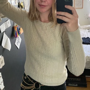 Stickad tröja, PeakPerformace  - Säljer denna snygga stickade/ribbade tröja från PeakPerformance! Perfekt till vintern o hösten då den är väldigt varm. Ett litet hål i ena ärmen men inget som syns när man har på sig den. Storlek S. Priset kan diskuteras! 