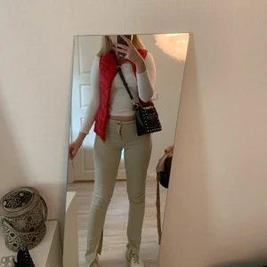 Lågmidjade jeans - Ett par beiga jeans med slits jag klippt själv, så fina