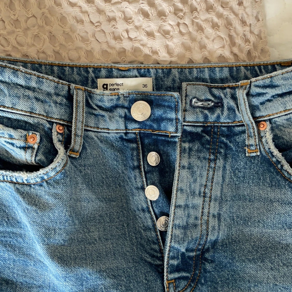 Jeans ifrån Gina tricot - 90