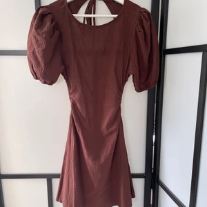 Röd klänning - Säljer denna så snygga klänningen. Den har öppen rygg och öppet på sidorna så man får en väldigt fin figur. Storlek S! Aldrig använd 