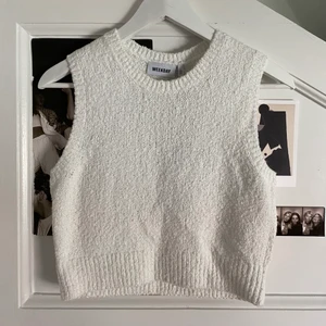 Vit lurvig väst från Weekday - Oanvänd med lappen kvar. Storlek S. Har tyvärr inte fått chans att använda den men så söt att ha för sig eller över en skjorta. frakten är inkluderat i priset ✨