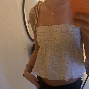 Zara topp<3 - Lägger upp igen pga oseriös köpare😩❤️❤️ Toppen är från zara och är helt slutsåld! Använt tröjan en gång så den är i nyskick!! Den är väldigt stretchig så den skulle troligen passa på M ovkså