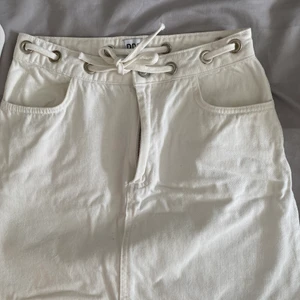 Vit jeanskjol  - Vit jeanskjol med snörning i midjan. Köpt på urban outfitters och i väldigt bra skick. Storlek S