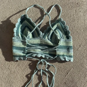 Virkad topp - Säljer denna superfina topp som jag virkat själv, justerbar i ryggen så passar många storlekar men skulle nog säga att det är en xs-m, A-B kupa. Det är bara att kontakta mig vid frågor🤗💕 Jag säljer även fler liknande crochet tops i mina tidigare inlägg🥰