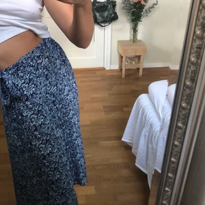 Kjol - Kjol! Långkjol som är perfekt under en dag vid stranden med bikini under och bara överdel eller efter en solig dag! Fungerar när som! 