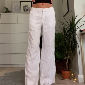 Linnebyxor - Så fina vita linnebyxor som tyvärr inte kommer till användning! Stl 38 men passar mig som brukar ha XS/S och då sitter dom lågmidjat. Jag är 173 cm och innerbenslängden är ca 75 cm 🤍