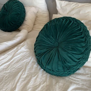 One size  - Nu säljer jag mina otroligt fina kuddar som är perfekta nu till hösten. Dom är mörkgröna i färgen och är i materialet sammet. Bara använt på sängen i ca 1 höst. Nypris på detta var 350kr/st och jag säljer nu båda för 250kr.                            Köparen står för frakt 