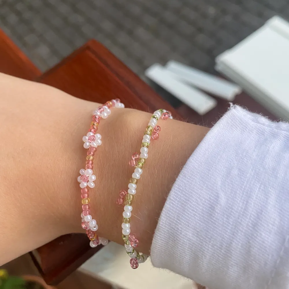 Jättefina somriga armband 25 kr/st eller 2 för 40 kr. Exklusive ev. Frakt.. Accessoarer.