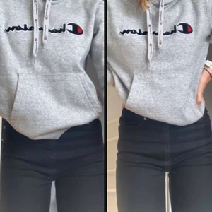 Champion hoodie☺️ - En fin grå champion hoodie som är väldigt skön och perfekt passform om man inte vill ha för oversize. Säljer då jag inte längre använder den🙃 Om ni har några frågor är det bara att skriva☺️