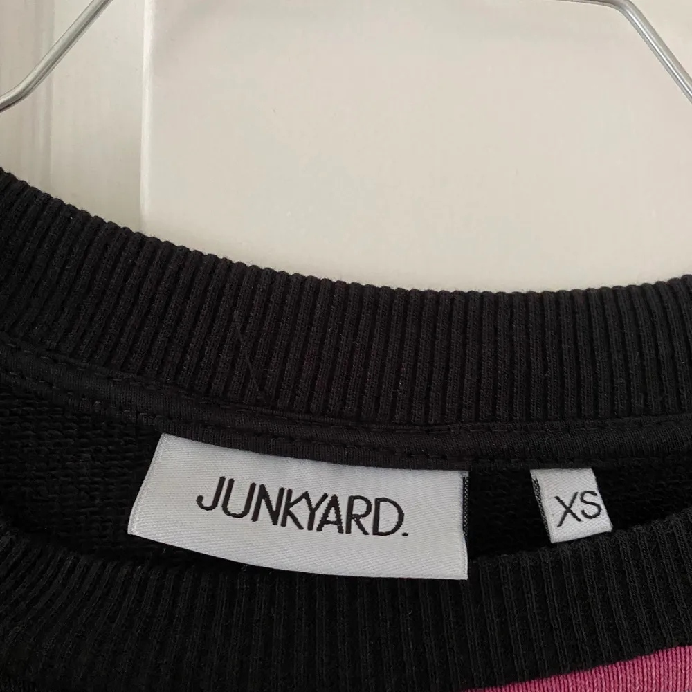Säljer denna tröjan från junkyard då jag inte använder den alls, superfint skick då den är oanvänd!💖. Neuletakit & Villapaidat.