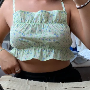 Blommig topp - Fin kort blommig topp från H&M. Aldrig använd, endast testad. Säljer då jag inte har användning för den.