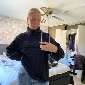 Svart stickad polotröja  - Hittar ej storleken på tröjan, men den är stor i storleken och passar en S/M skulle jag säga, den är alltså lite oversized. Sticks inte och är jätte mysig nu inför hösten! Frakten är inkluderad i priset💞