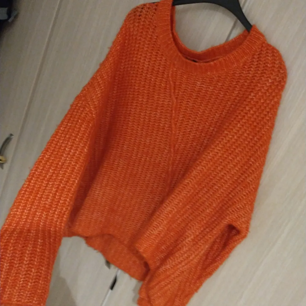 Jättemysig stickad tröja från Zara. Lite oversized (för stl. S) och samtidigt väldigt luftig. En fin orange färg som passar bra till hösten. 🥰. Stickat.
