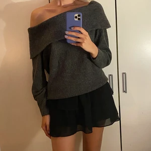 Stickad off-shoulder! - Hej! Jag säljer en mörkgrå stickad off-shoulder tröja från H&M! Den är i storlek s, skriv för fler bilder! Kram ❤️🥰