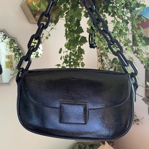 Svart mini väska 🖤 - Jättesöt svart väska i fejk läder material plus chains 🤍🖤 
