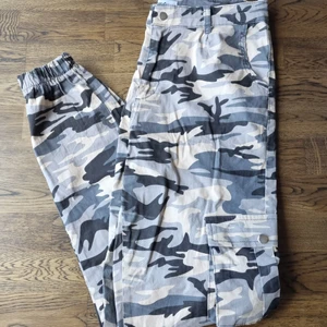 Cargobyxa från Madlady - Ett par cargobyxor från Madlady. Använd en gång, nyskick 😊 Storlek M