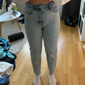 Momjeans - Ljusa momjeans från gina tricot i nyskick. Slitna längst ner 💘 tveka inte på att ställa frågor om det är något du undrar!