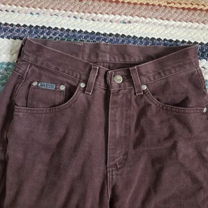 Bruna lee jeans - Bruna lee jeans, från beyond retro ursprungligen. I bra skick, inga slitningar eller defekter. Mom jeans modell. Slutar vid ankeln på mig som är runt 173, försmå för mig överlag. Skulle säga att de är runt w27, lite små för mig som är w29.