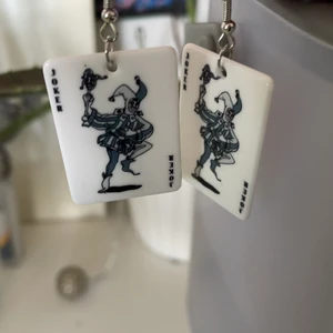 Örhängen  - Örhängen med joker på, använda Max 2 ggr, väldigt lätta så de kommer ej dra ner dina hål ❤️ De andra örhängena på bilden ingår ej 