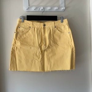 Jeanskjol TOPSHOP - Jeanskjol i stretchigt tyg. Härlig färg. 