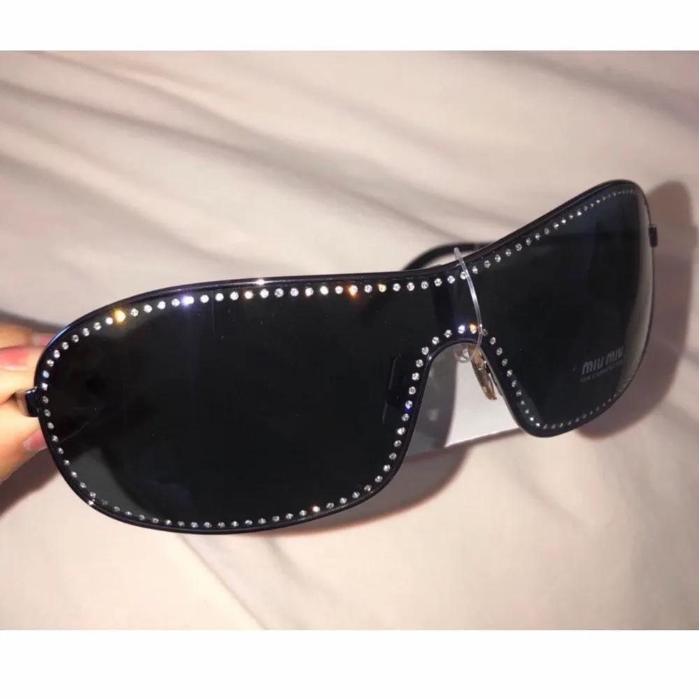 Helt nya vintage diamond Miu Miu solglasögon som är äkta 🤍 (rekommenderade priset 1580kr).  säljs för 450kr plus fraktkostnad.🤍 Fler bilder finns det är bara att fråga :). Accessoarer.