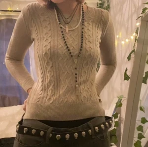 beige stickad pullover - Beige stickad tröja från lindex (bra skick) strl XS, uppskattas som XS. Köparen står för frakt. Betalning sker via swish och jag skickar självklart postbevis på paketet. Kontakta om du är intresserad eller har övriga frågor/vill ha fler bilder, besvarar gärna på dem :) 
