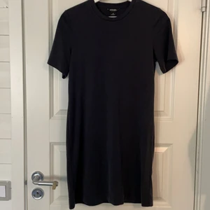 T-shirt klänning - T-shirt klänning ifrån monki i super mysigt material! Har ej kommit till användning för mig då det inte är min stil så är endast provad. Köptes för ca 250/300kr, mitt pris 70kr! Perfekt att mysa i hemma eller dressa upp🥰