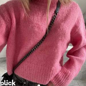 Superfin rosa stickad tröja ifrån hm 😊 super fint material i alpacka/wool blend och den e knappt använd av mig så det e väldigt bra skick! Första bilden e lånad så skulle säga att den jag säljer sitter lite mer oversized. Lagt bud är lagt! ❤️‍🔥